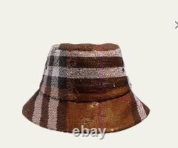 Nouvelle édition limitée ? Chapeau seau à sequins Burberry, prix de vente de 1 950 $