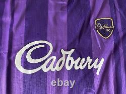 T-shirt de football rétro Cadbury FC édition limitée tout neuf taille XL en main