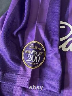 T-shirt de football rétro Cadbury FC édition limitée tout neuf taille XL en main