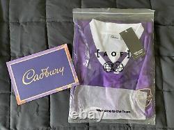 T-shirt de football rétro Cadbury FC édition limitée tout neuf taille XL en main